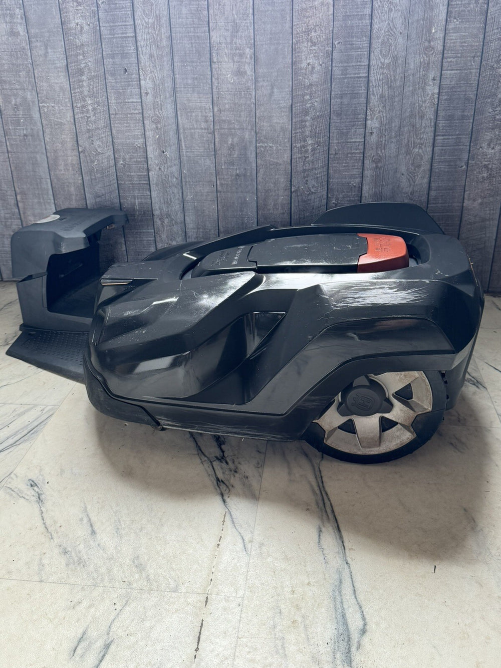 Husqvarna Automower 330X GPS robottiruohonleikkuri – jopa 3 200 m², vsm. 2014, 4 500 käyttötuntia